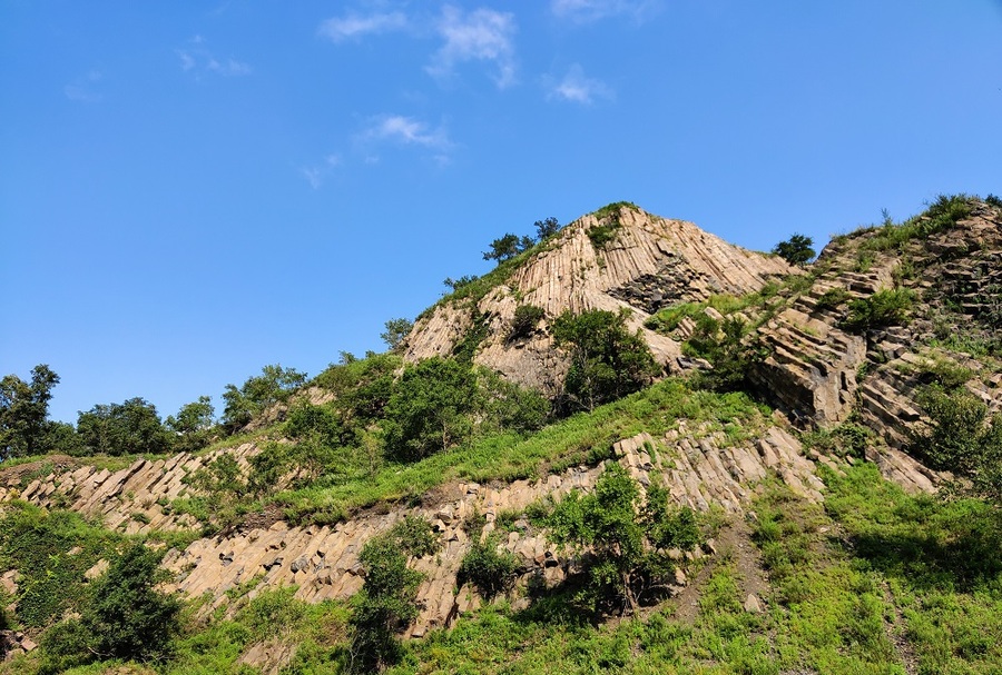 西尖山壮观的玄武岩柱状节理.jpg