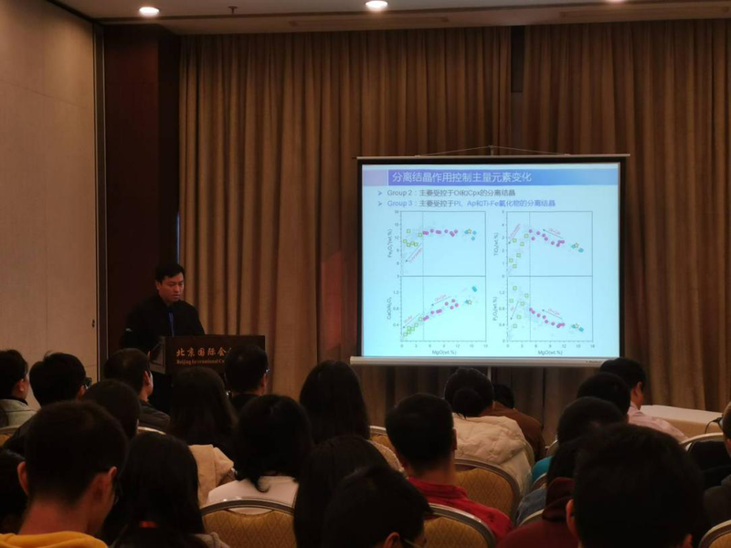 王小均助理研究员在做口头报告.png
